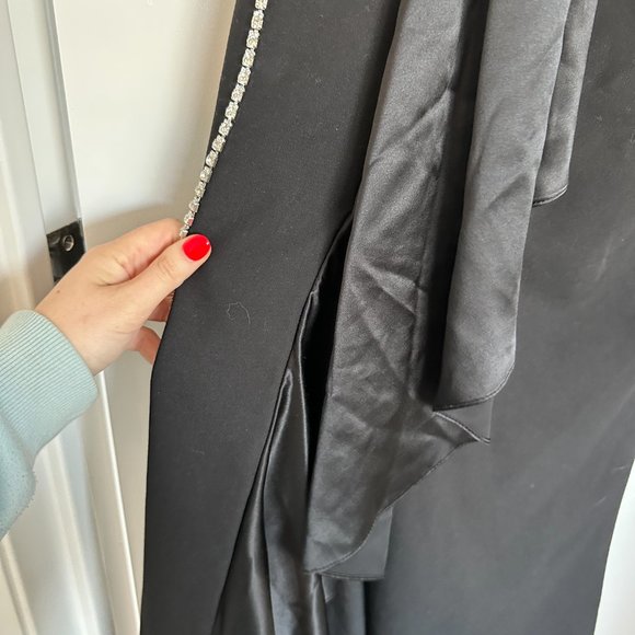 NWOT Cinq à Sept Drape Evening Long Gown Ruffled Crystal Embellished Sz 4 Black - Picture 8 of 10